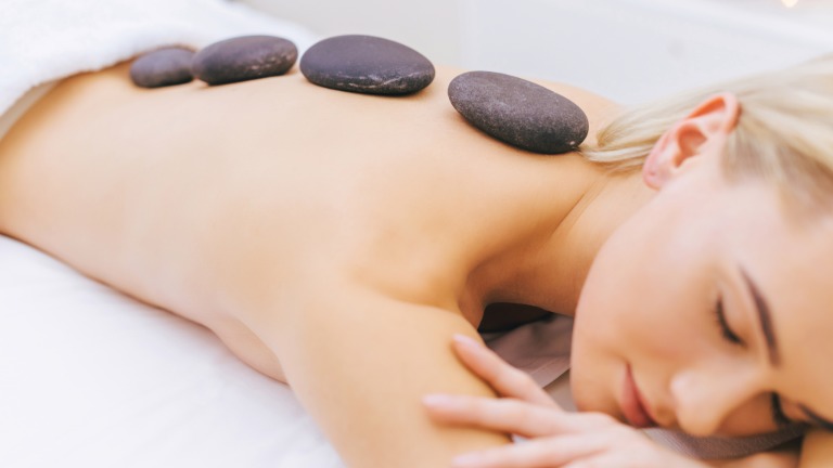 Massage aux pierres chaudes