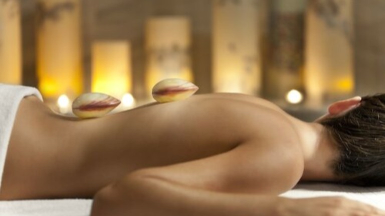 Massage Polynésien aux Coquillages Chauds